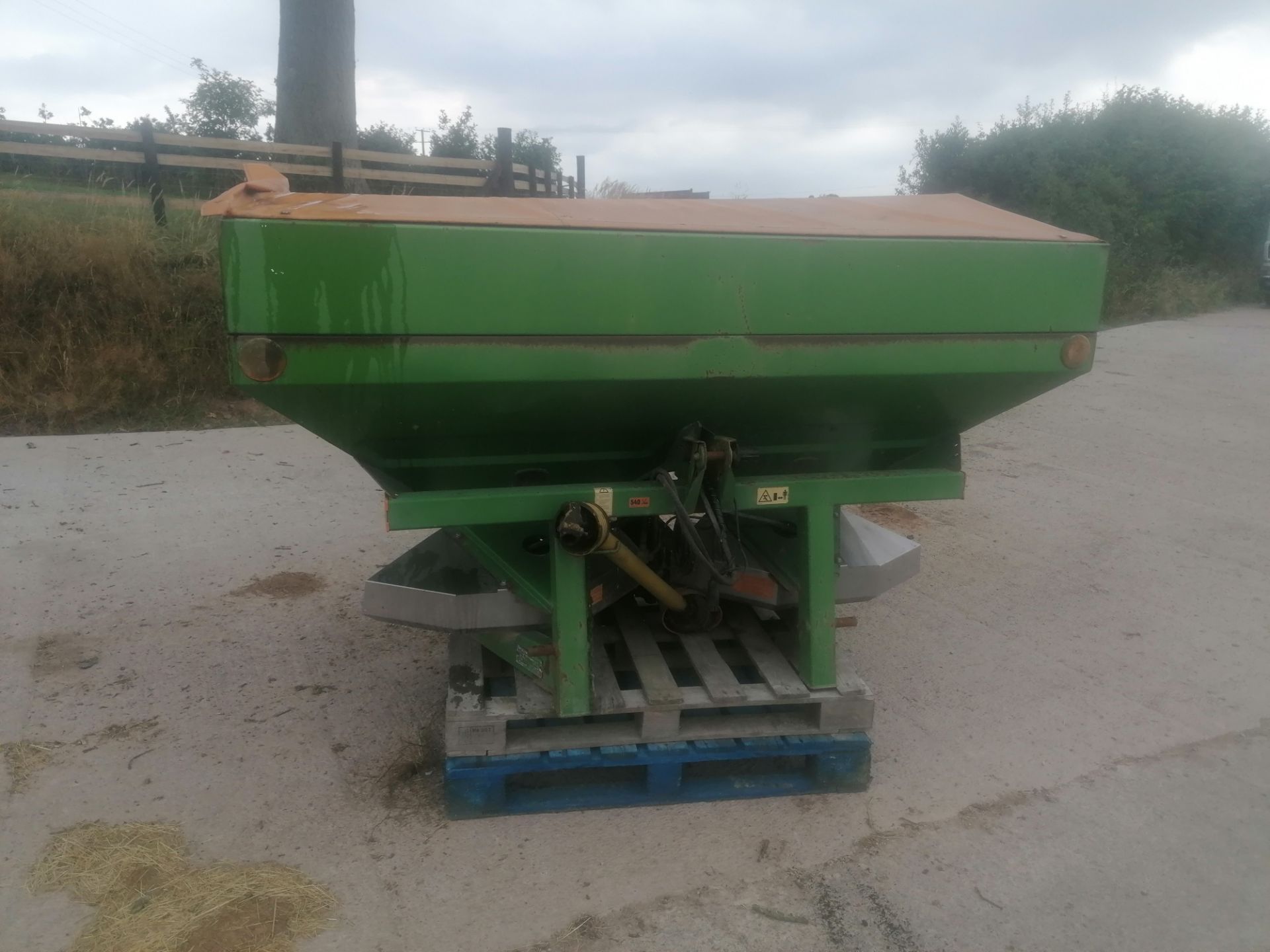 AMAZONE FERTILISER SPEADER