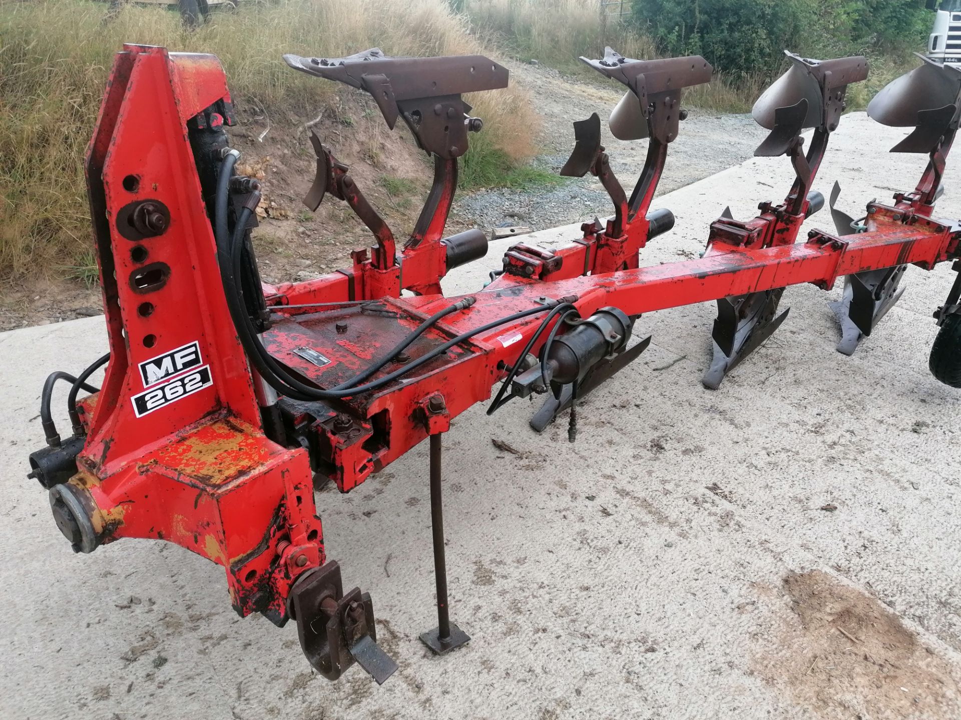 MASSEY FERGUSON/HUARD 262 4 FURROW - Image 2 of 3