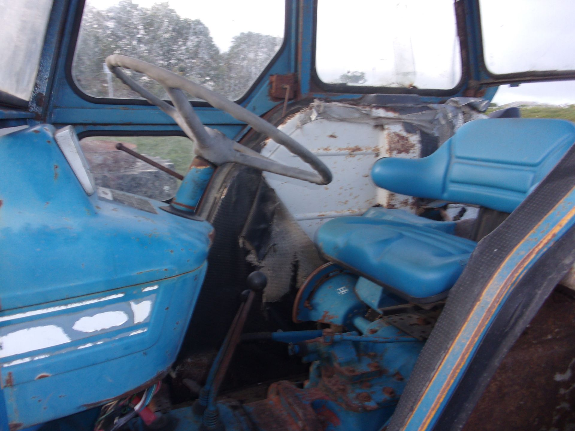 FORD 4000 TRACTOR - Image 3 of 8