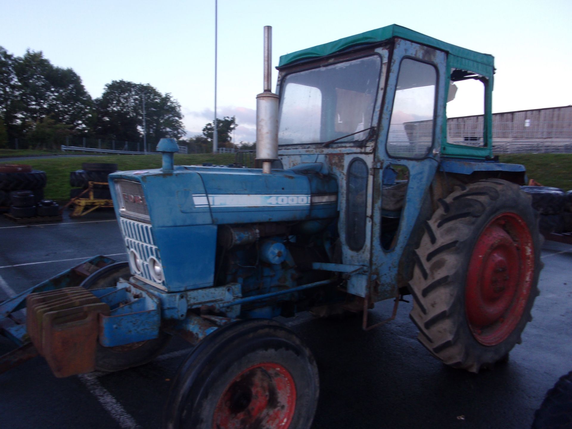 FORD 4000 TRACTOR - Image 5 of 8