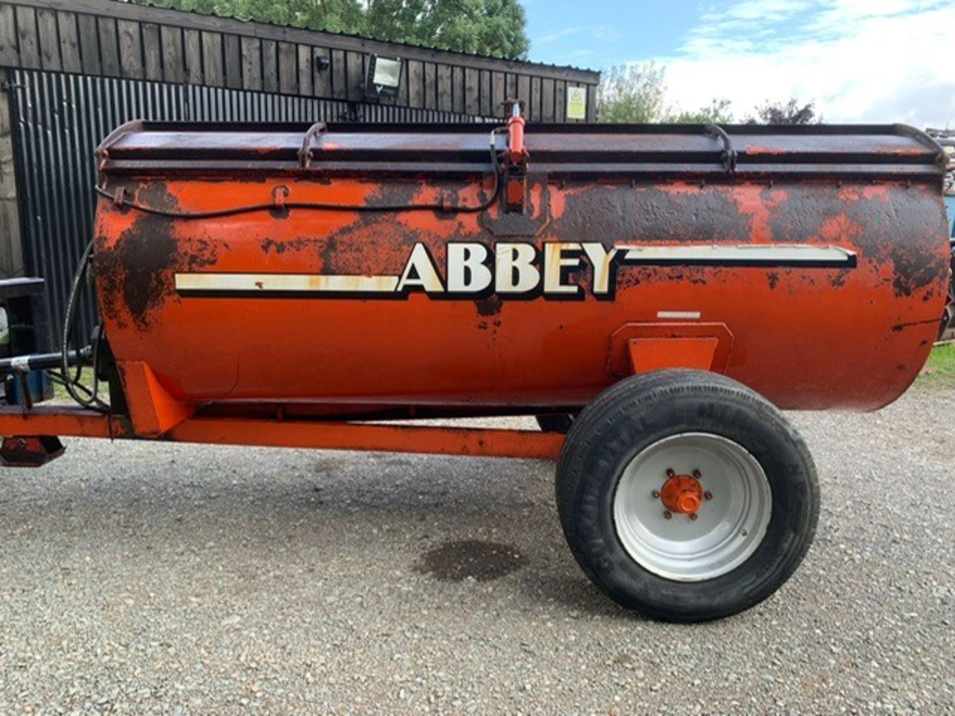 ABBEY MUCK SPREADER WITH NEW CHAINS