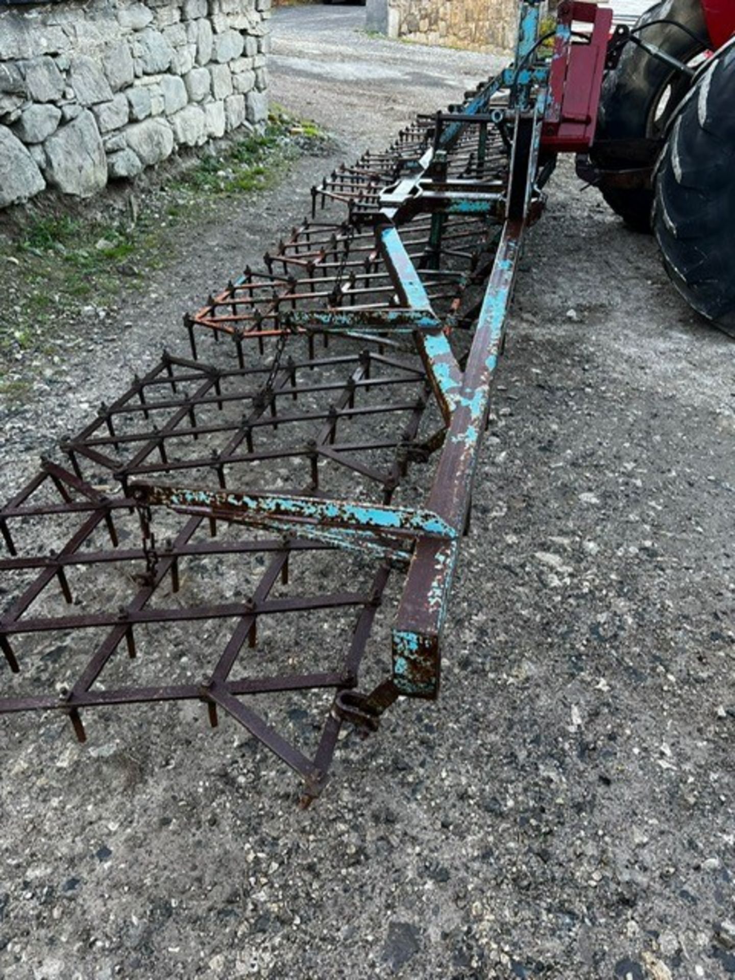 24' HYDRAULIC FOLD UP DRAG HARROW - Image 5 of 6