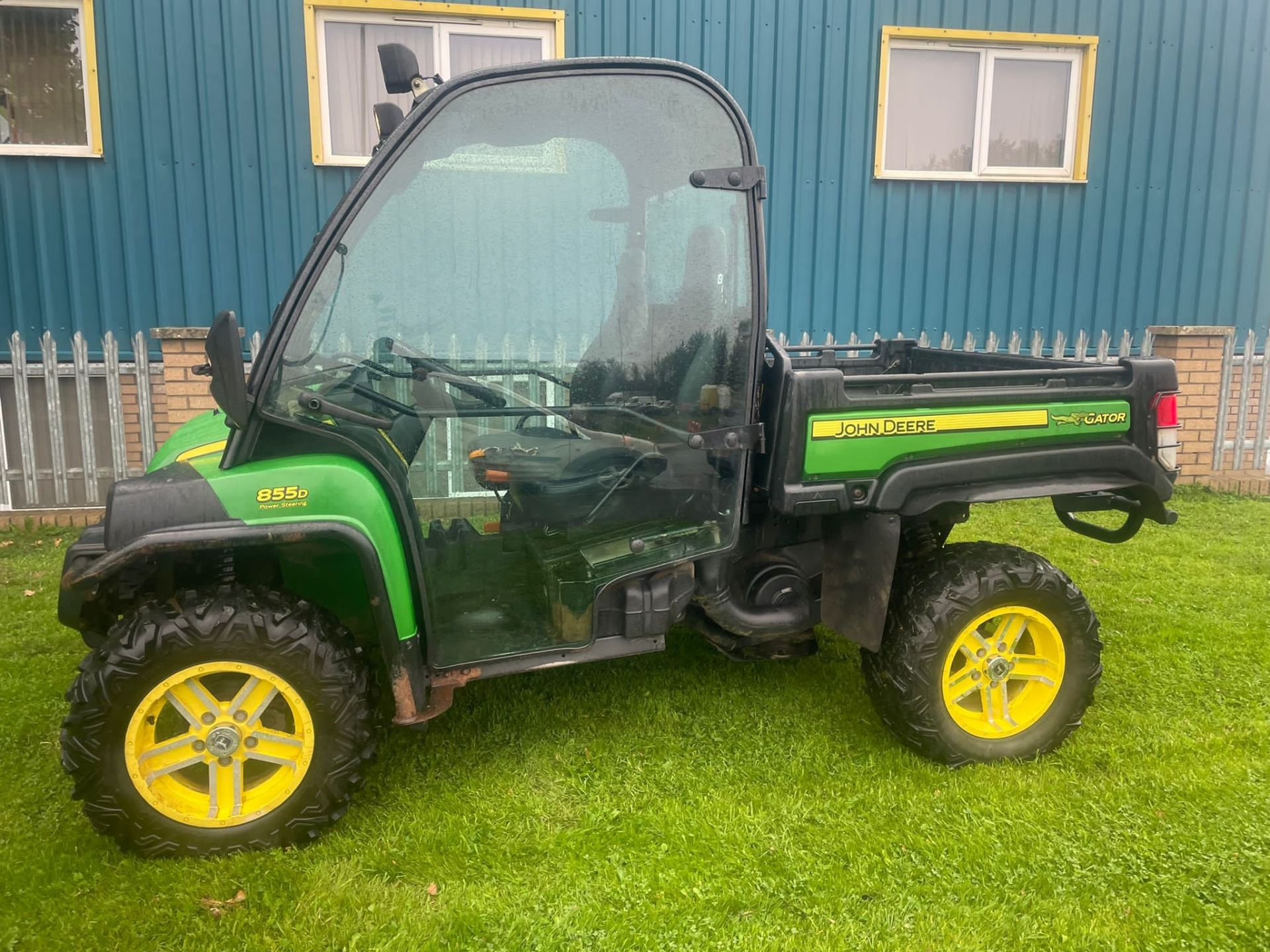 JOHN DEERE 855D GATOR (2015) - Image 2 of 10