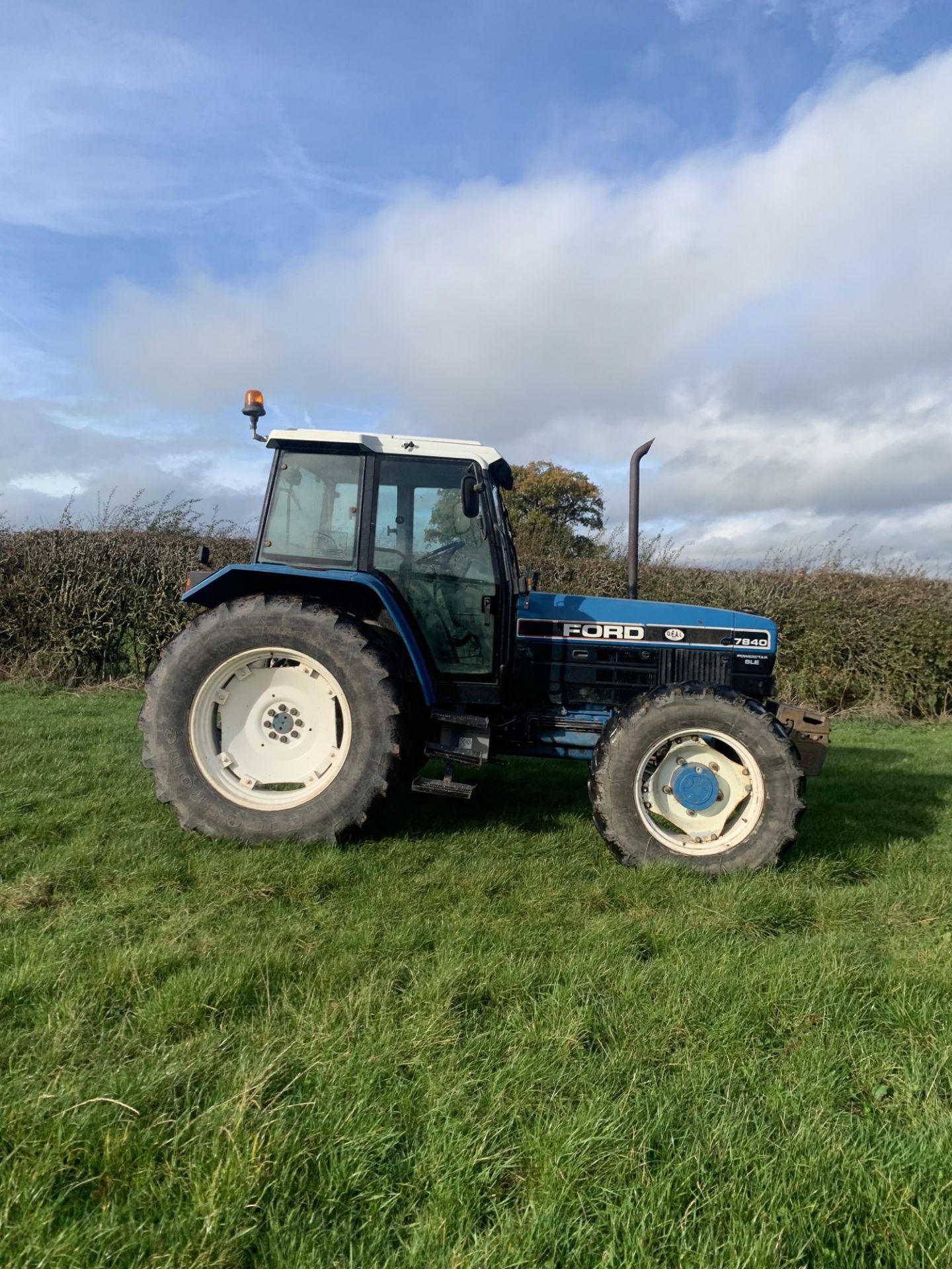 FORD/NEW HOLLAND 7840 TRACTOR - Image 4 of 9