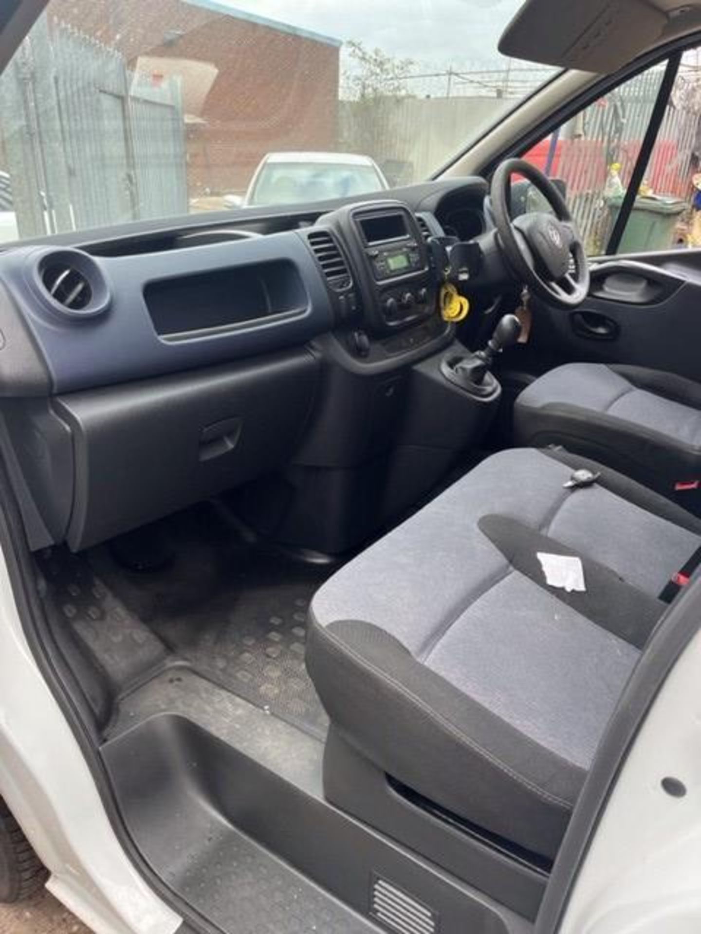 2015 VAUXHALL VIVARO 16 DIESEL VAN - Image 8 of 11