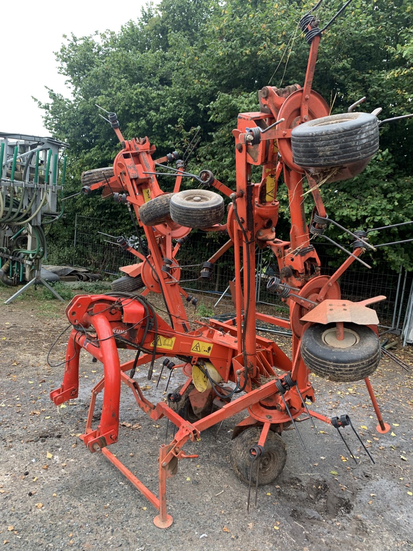 KUHN 7601 8 ROTOR TEDDER - Image 2 of 3