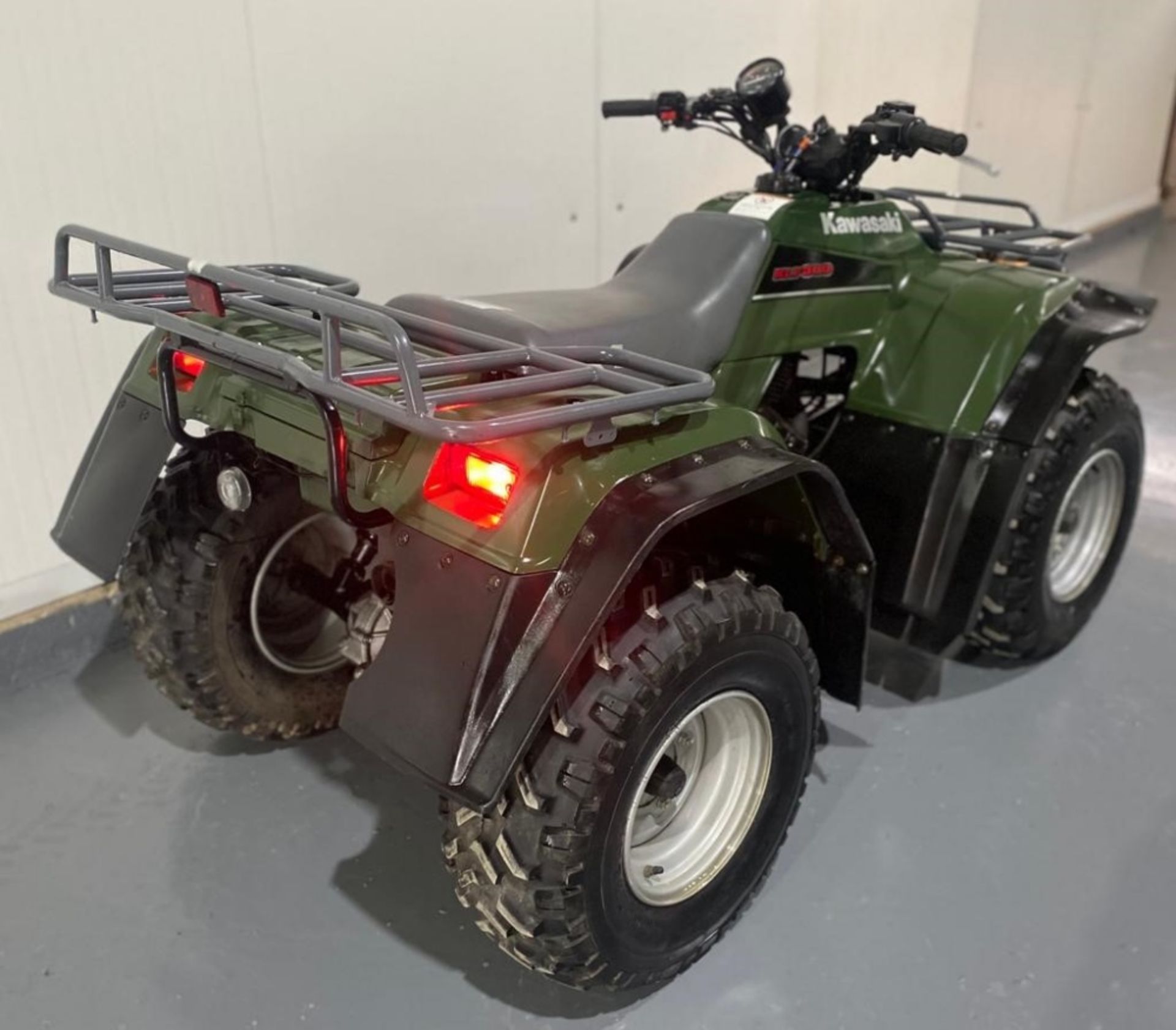 KAWASAKI KLF 300 QUAD BIKE - Image 9 of 15