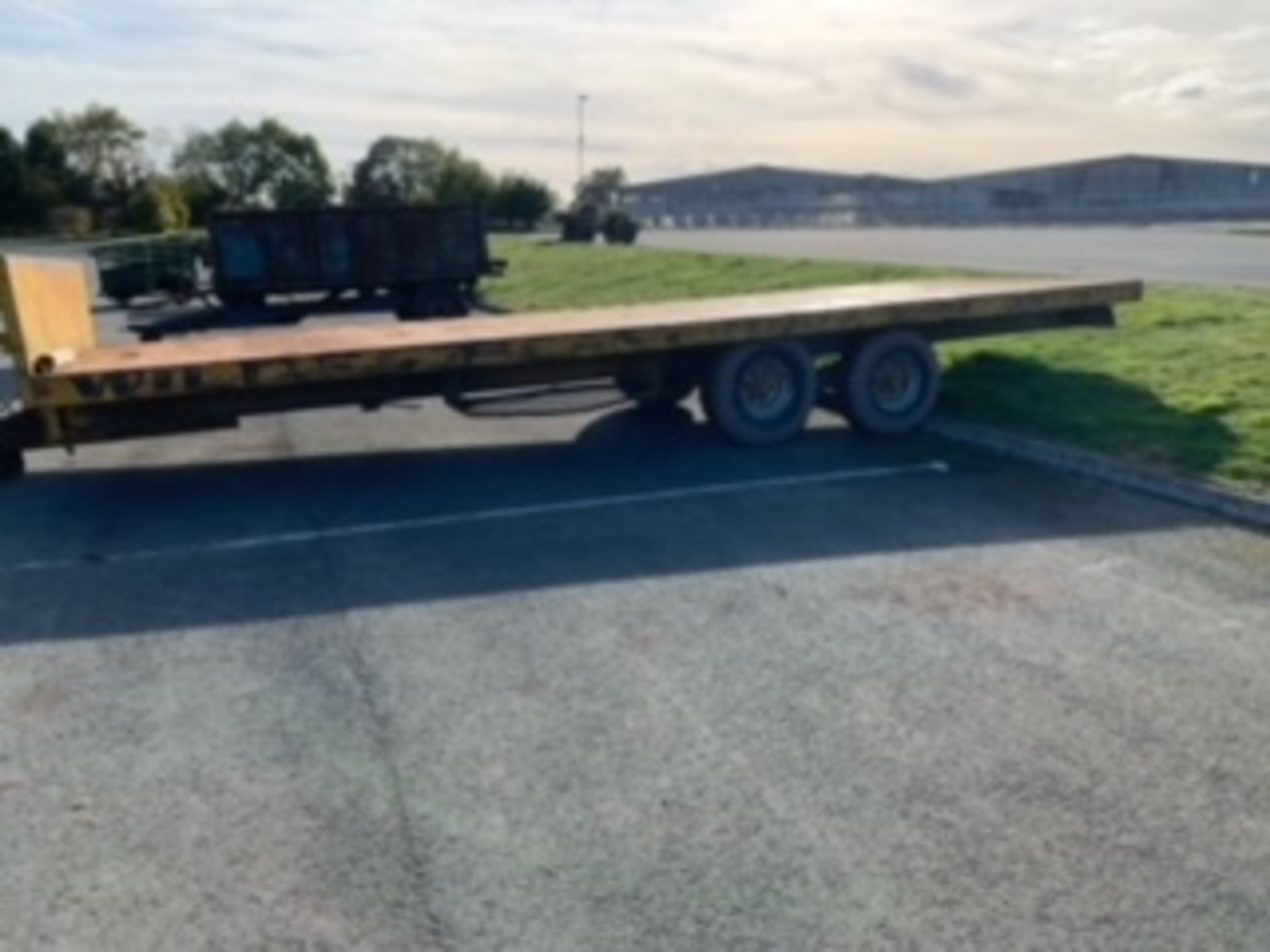 30FT FLAT BALE/PLANT TRAILER - Image 5 of 5