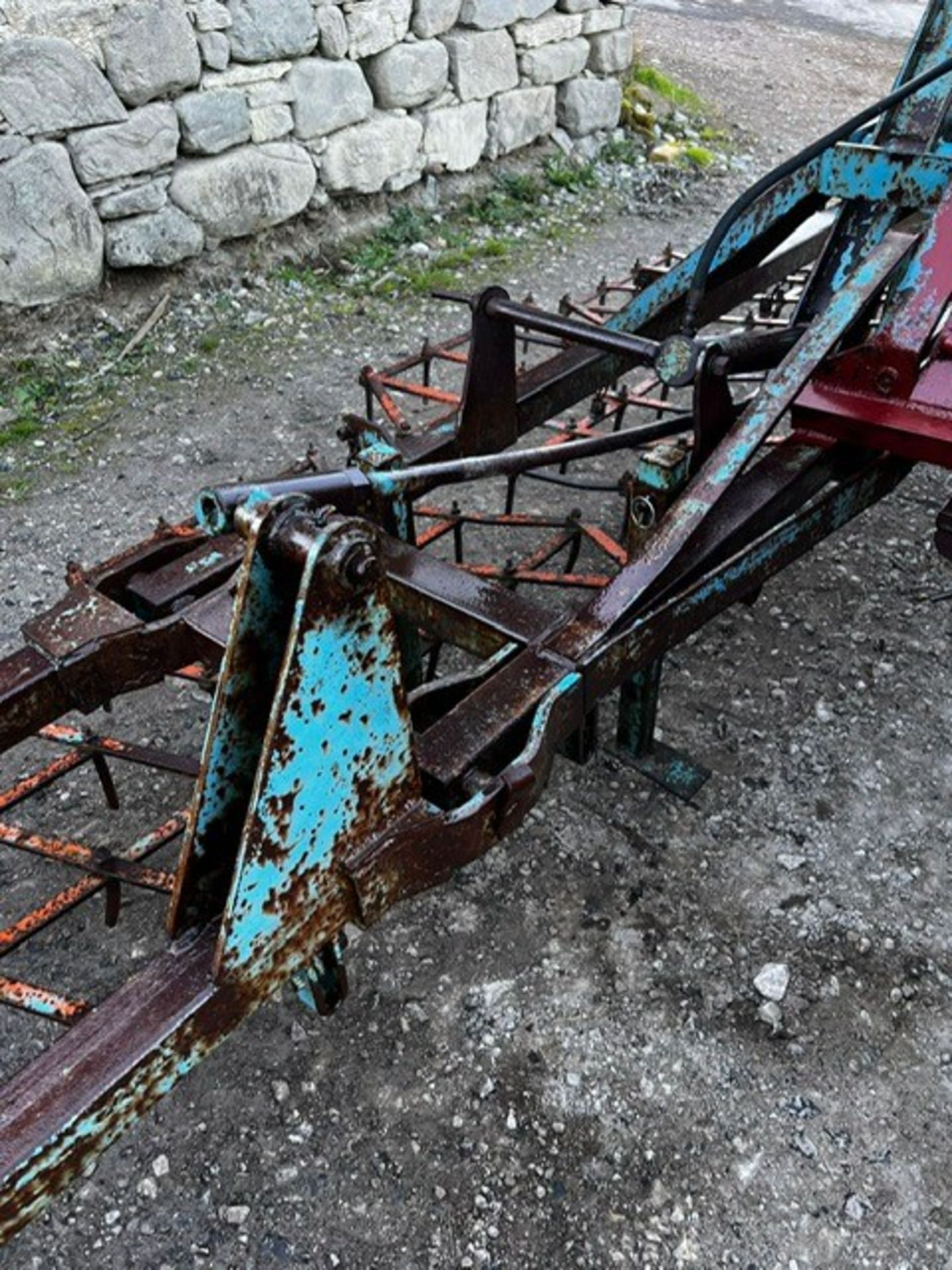 24' HYDRAULIC FOLD UP DRAG HARROW - Image 6 of 6