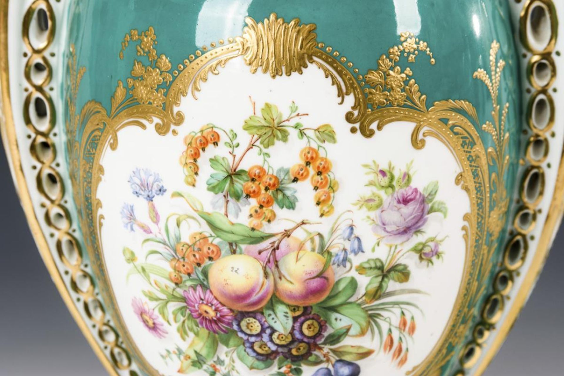 Paar Prunkvasen mit Frucht- und Blumenmalerei - Bild 4 aus 6