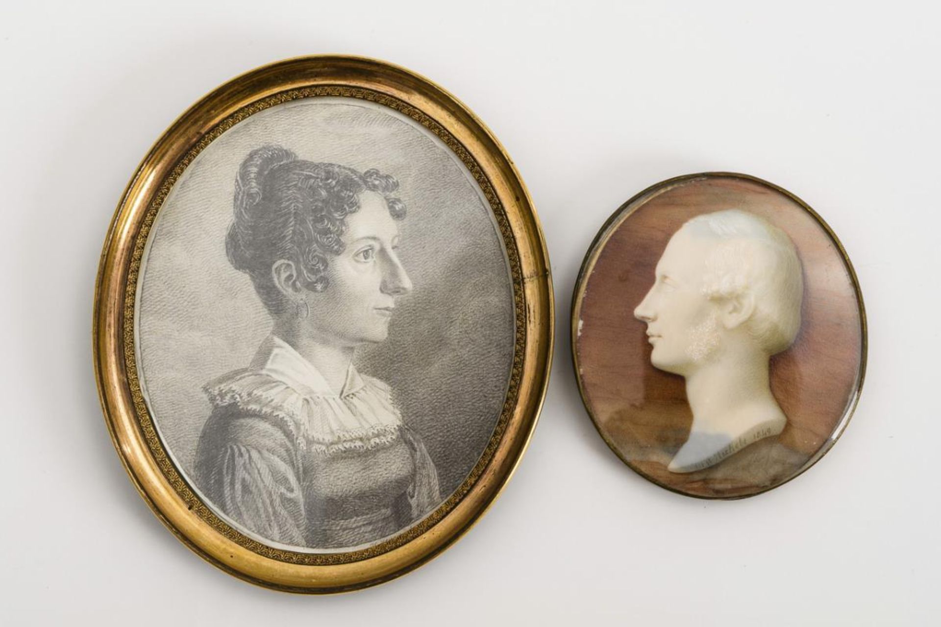 2 Miniaturen: Herrenbildnis als Trompe-l'oeil und Damenporträt