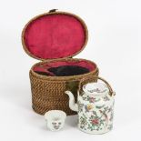 Teekanne und Koppchen in originalem Flechtkorb