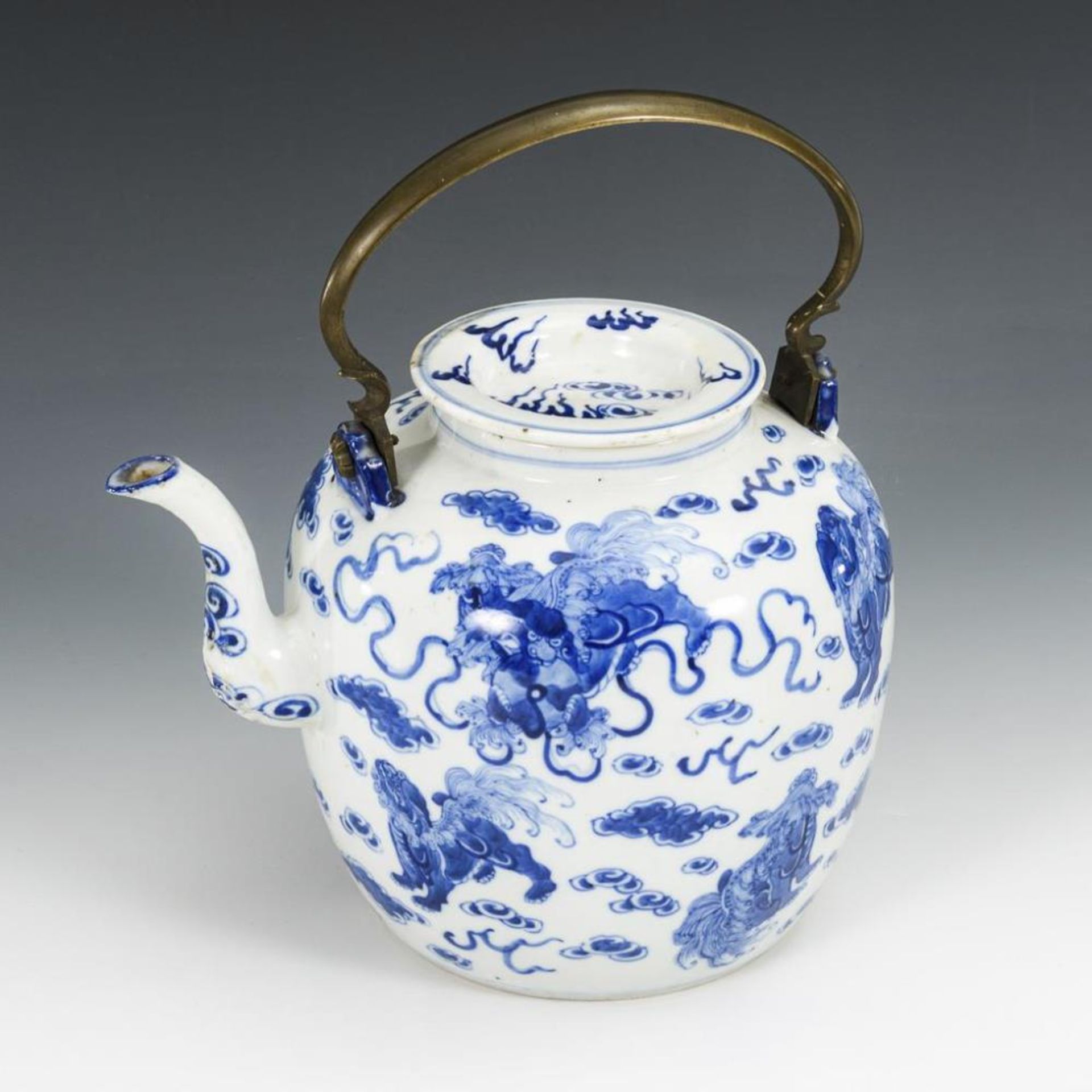 Große Teekanne mit Blaumalerei