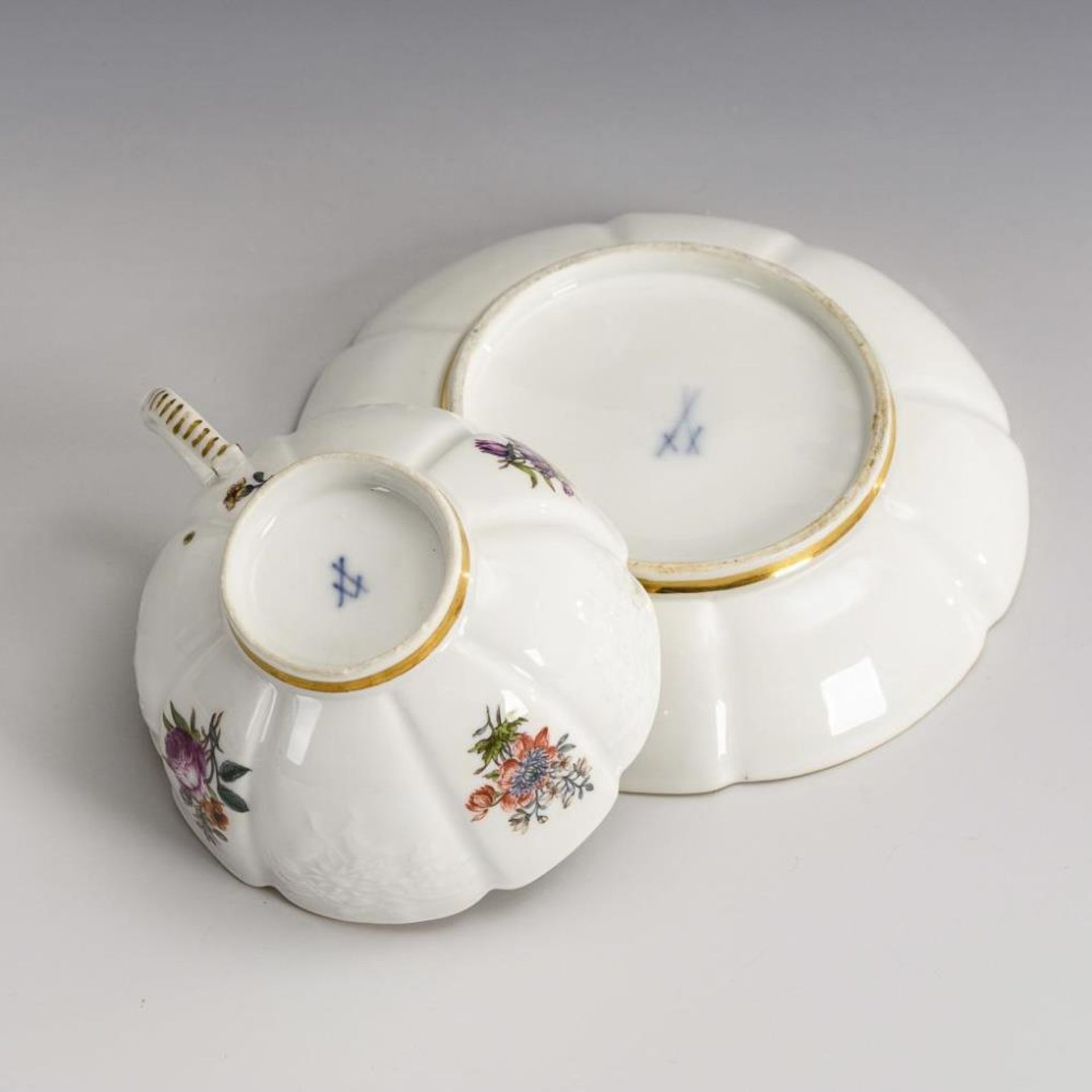 Barocke Tasse mit Blumenmalerei. Meissen. - Bild 4 aus 4