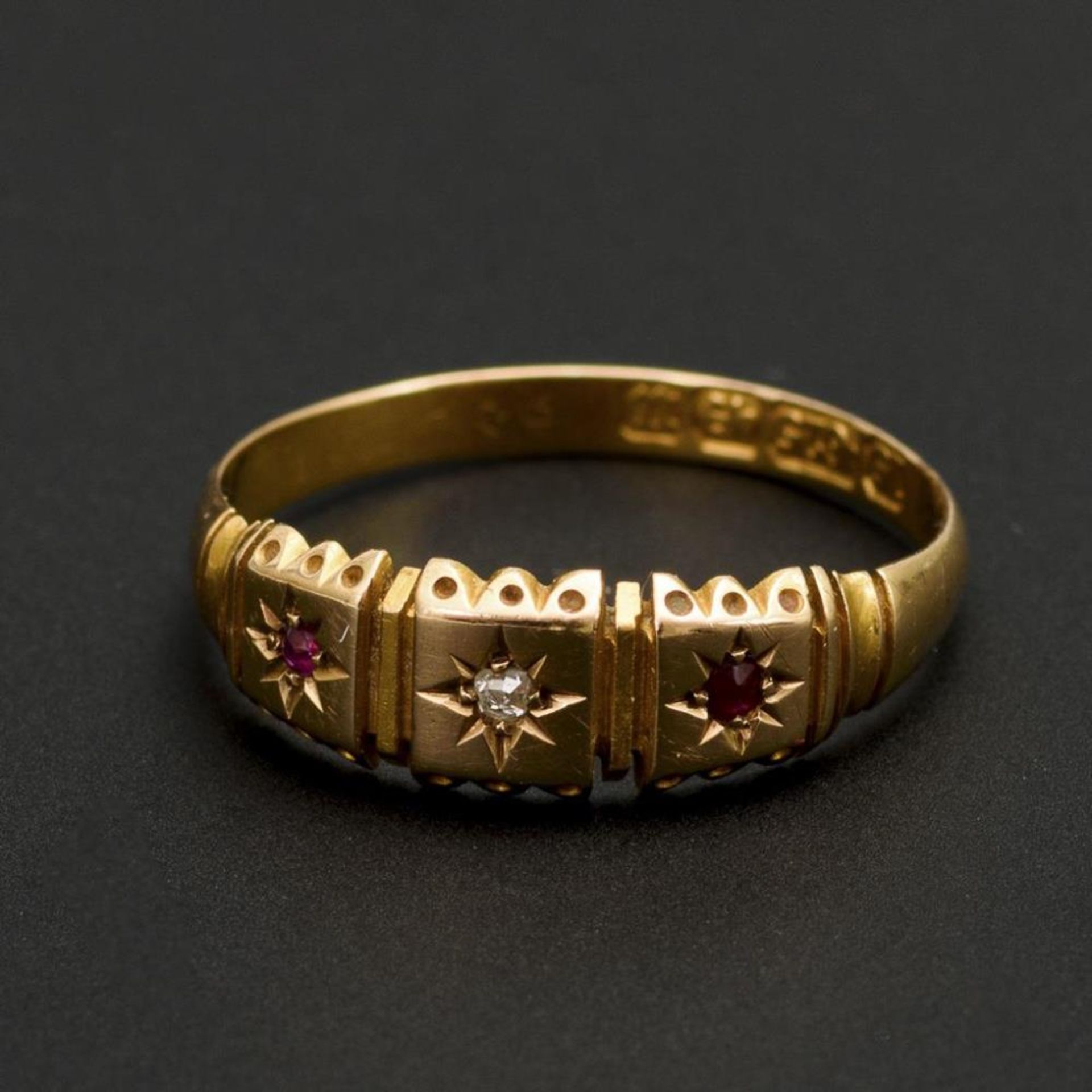 Englischer Ring mit Diamantrose und Rubinen - Bild 2 aus 2