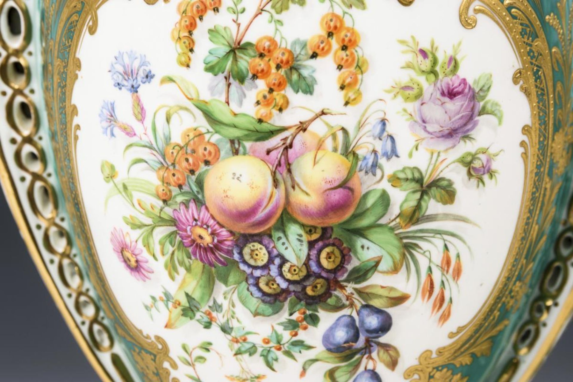 Paar Prunkvasen mit Frucht- und Blumenmalerei - Bild 3 aus 6