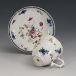 Barocke Tasse mit Blumen- und Insektenmalerei. China, Exportporzellan .