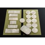 Dose und 18 Platten aus Perlmutt mit Chinoiserie-Gravuren