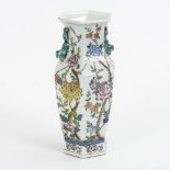 Sechspassige Vase mit Blumenmalerei