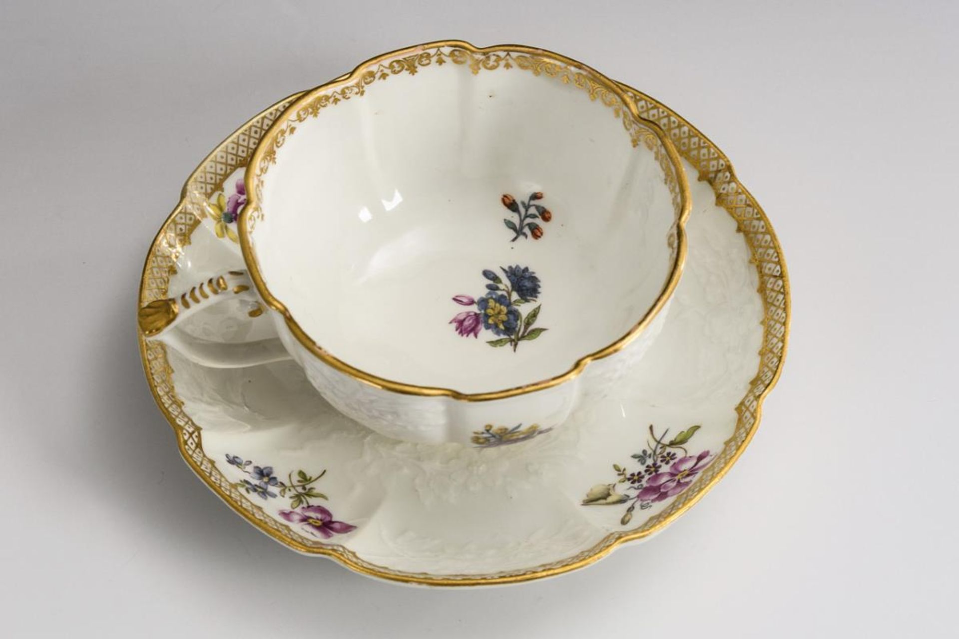 Barocke Tasse mit Blumenmalerei. Meissen. - Bild 3 aus 4