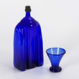 Kobaltblaue Greifflasche und Schnapsglas