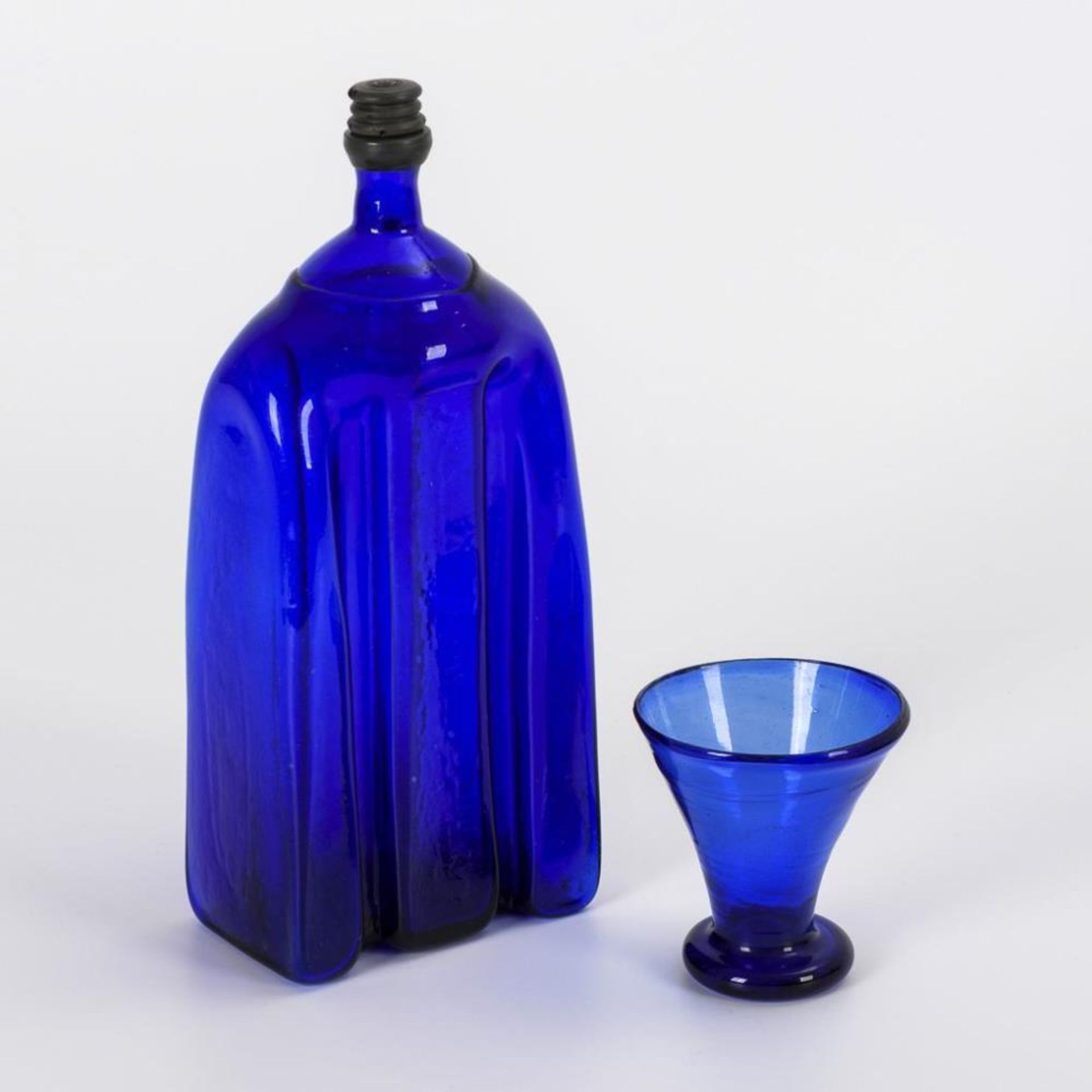 Kobaltblaue Greifflasche und Schnapsglas