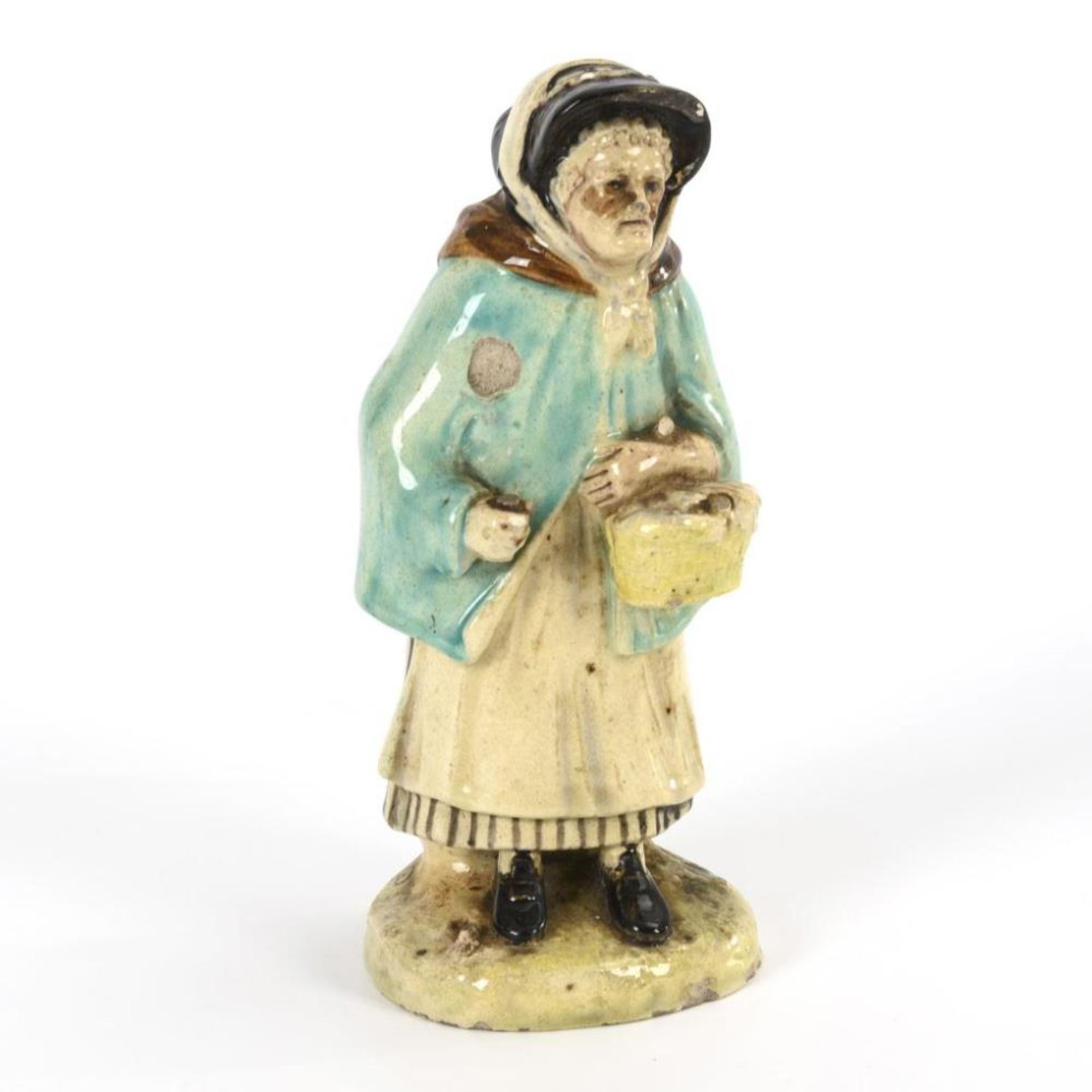 Alte Frau mit Korb. Staffordshire Pottery.