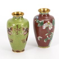 2 kleine Cloisonné-Vasen mit Blüten und Drachen.
