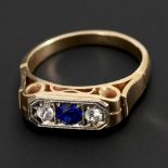 Ring mit blauem und farblosen Steinen.