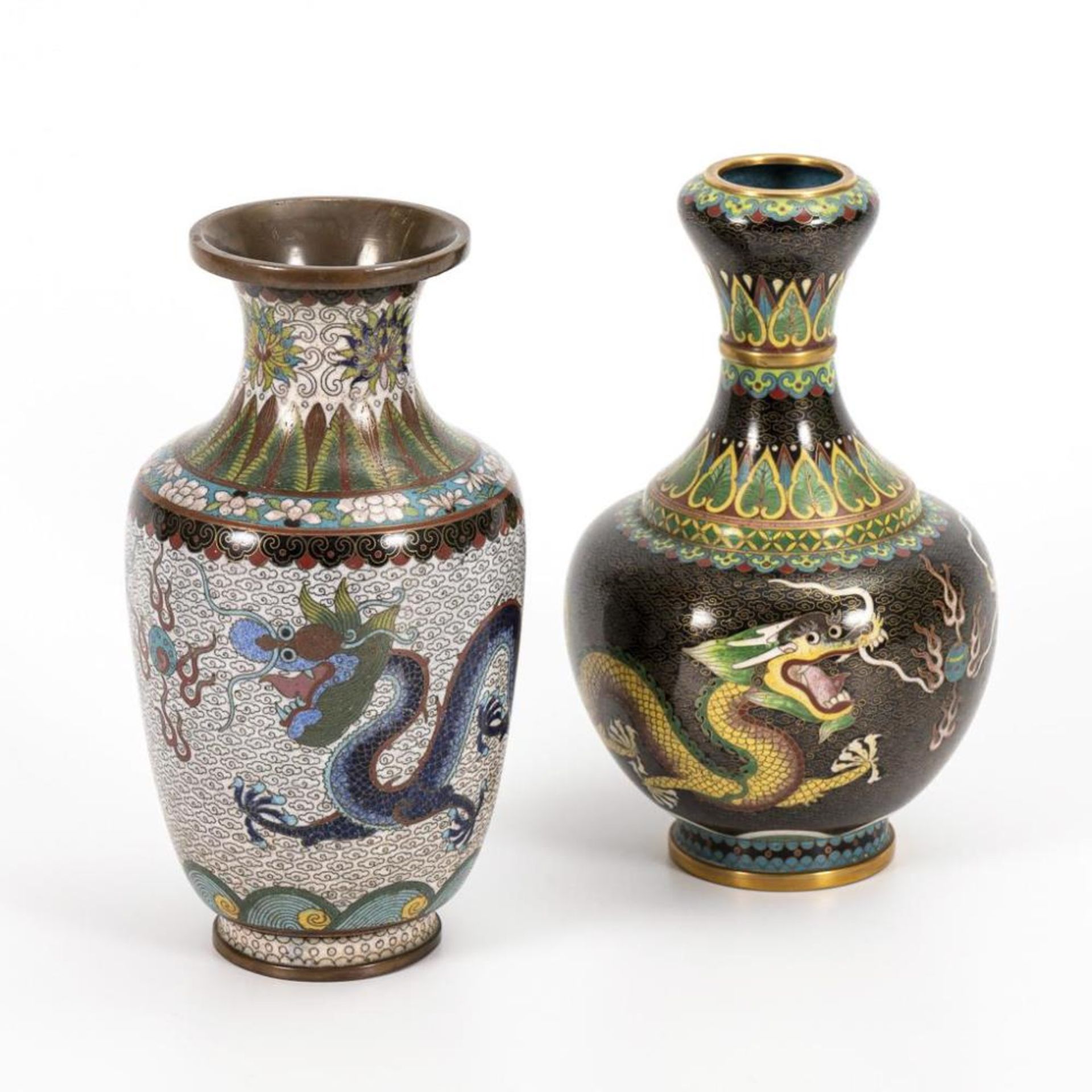 2 verschiedene Cloisonné-Vasen mit Drachendekor.