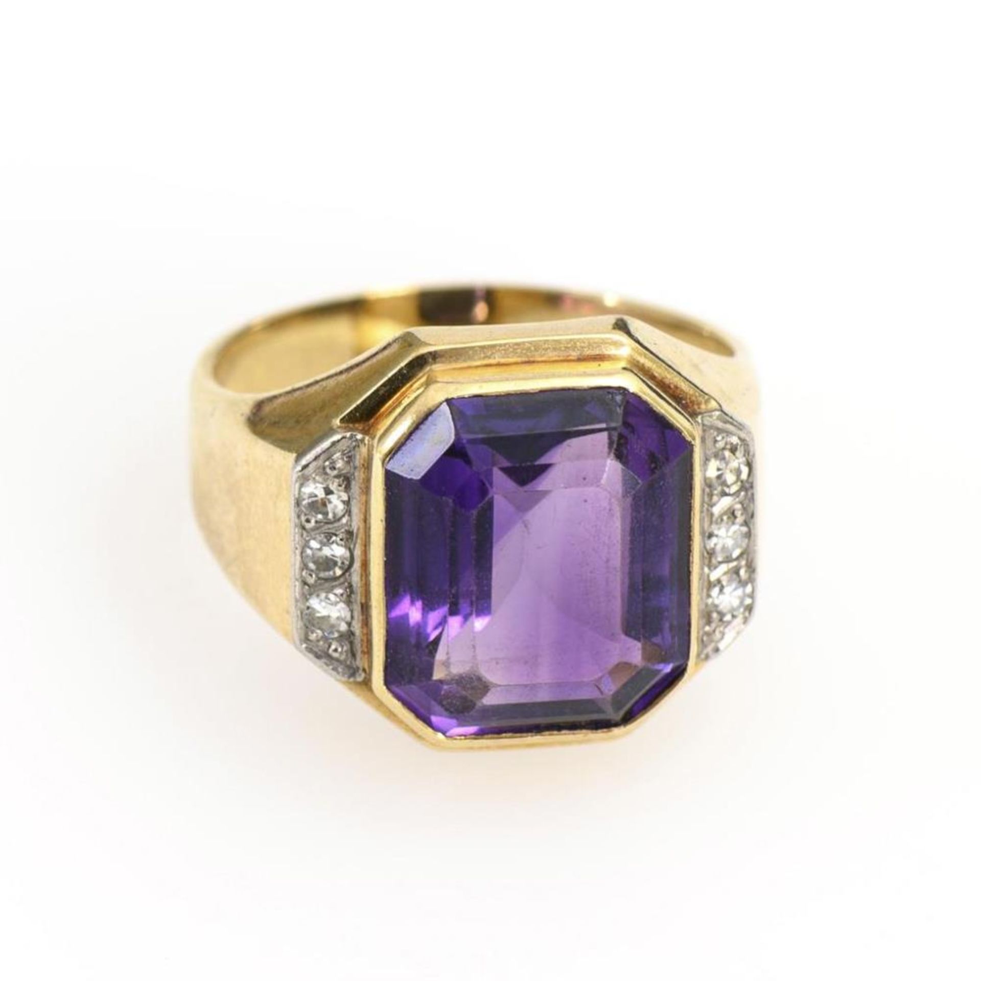 Ring mit großem Amethyst und Diamanten.