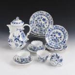 13 Teile Zwiebelmuster-Porzellan. Meissen.