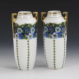 Paar Jugendstil-Vasen mit Blumenmotiv. Schlegelmilch.