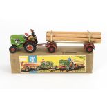 Traktor mit Holz-Anhänger. Tipp & Co.