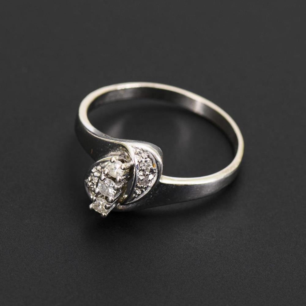 Ring mit Diamanten.