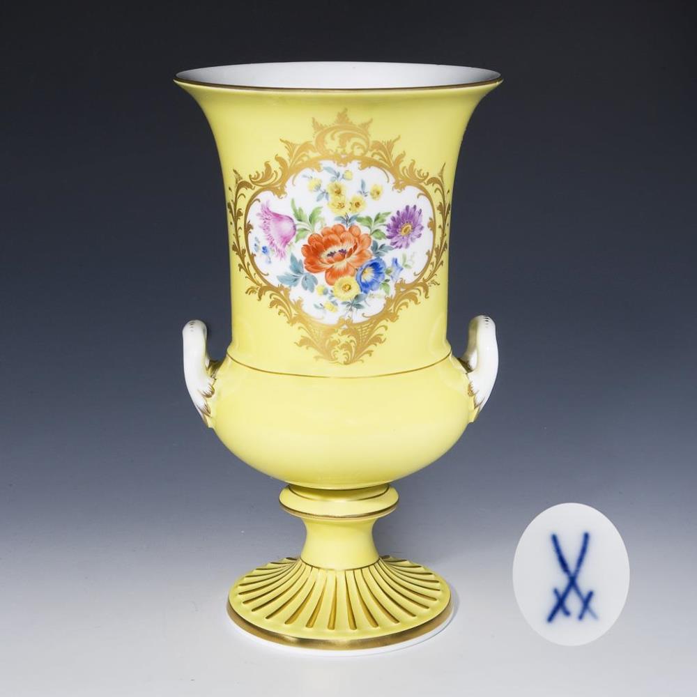 Kratervase mit Gelbfond. Meissen.