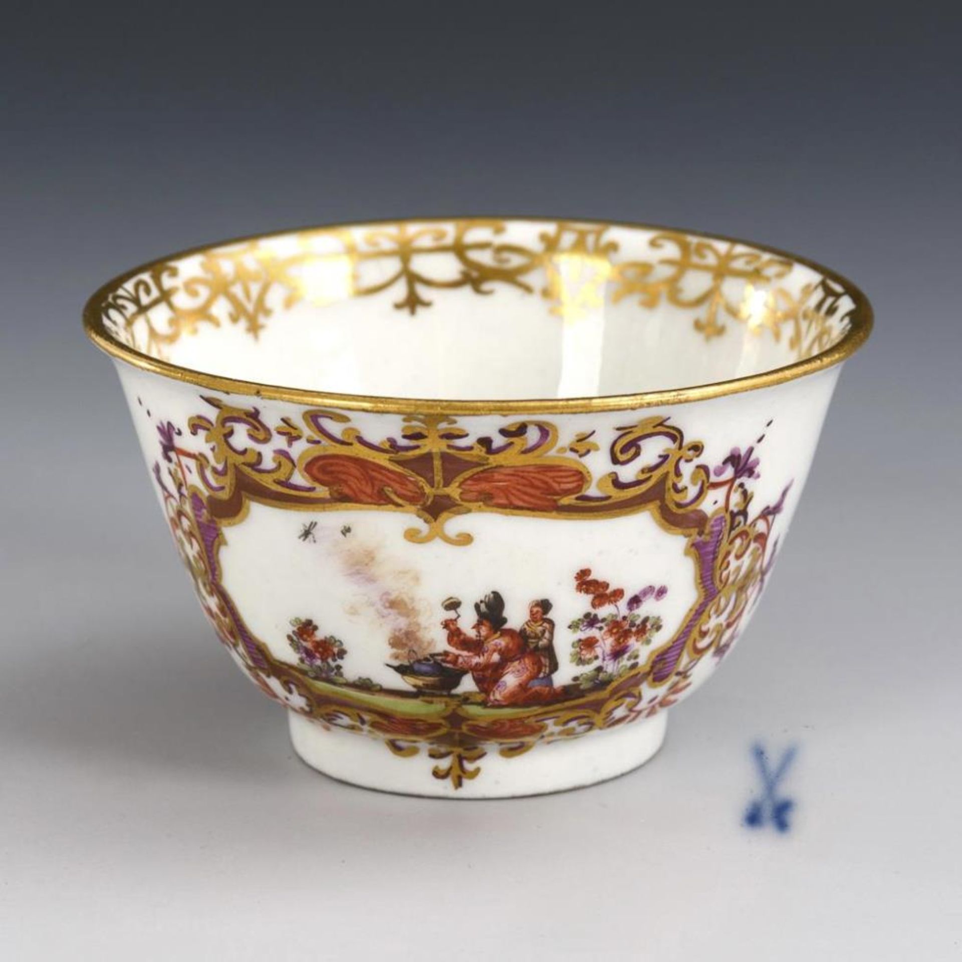 Barockes Koppchen mit Chinoiseriemalerei. Meissen.