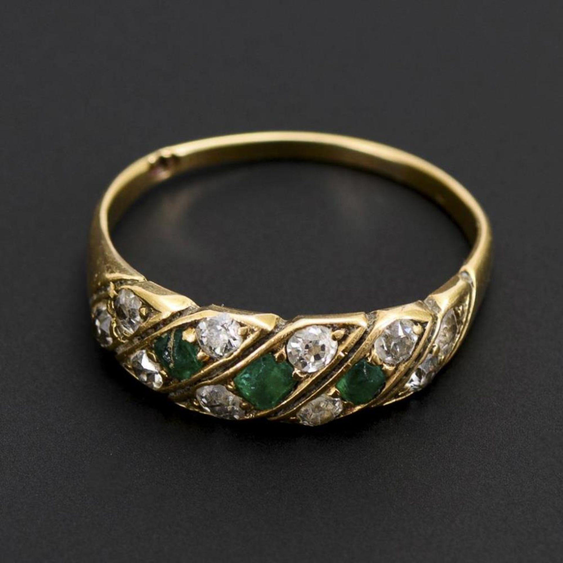 Ring mit Smaragden und Altschliff-Diamanten um 1900. - Bild 2 aus 2