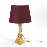 Tischlampe mit vergoldetem Prunk-Bronzeleuchter als Fuß.
