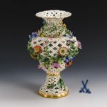 Durchbruchvase mit Blütenbelag. Meissen.