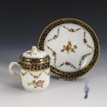 Deckeltasse mit Kobaltbordüre. Meissen.