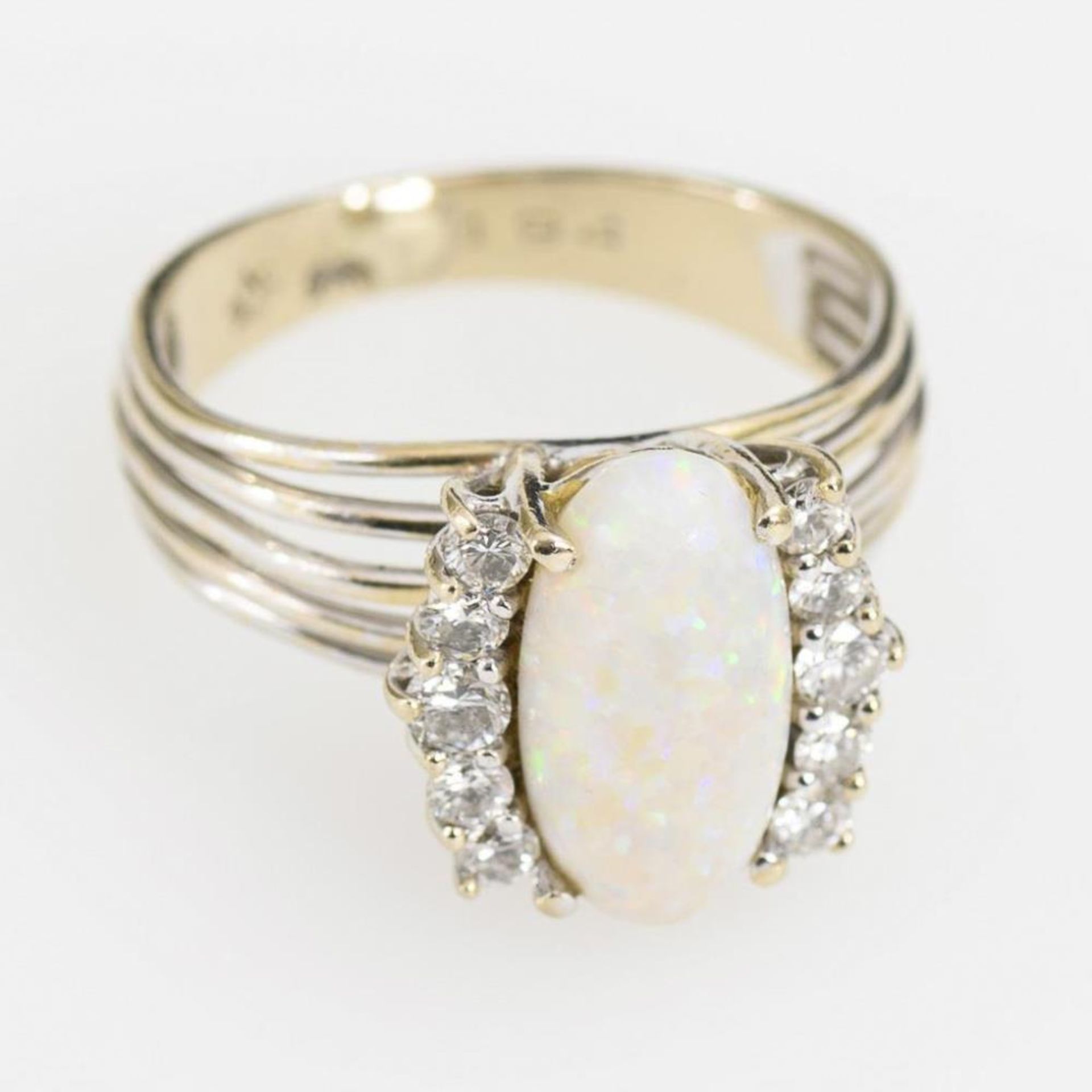 Ring mit Weißem Opal und Brillanten. - Bild 2 aus 2