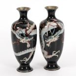 2 schwarze Cloisonnévasen mit weißen Drachen.