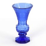 Blaue Vase mit Blumendekor.