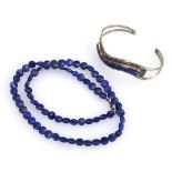 Kette und Armreif mit Lapislazuli.