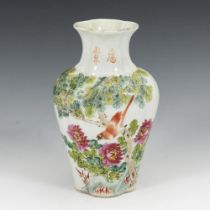 Mehrpassige Vase mit Naturstück.