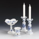 Paar Kerzenleuchter mit Tropftellern, Vase und Fußschale. Meissen.