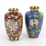 2 Cloisonné-Vasen in Braun und Blau.