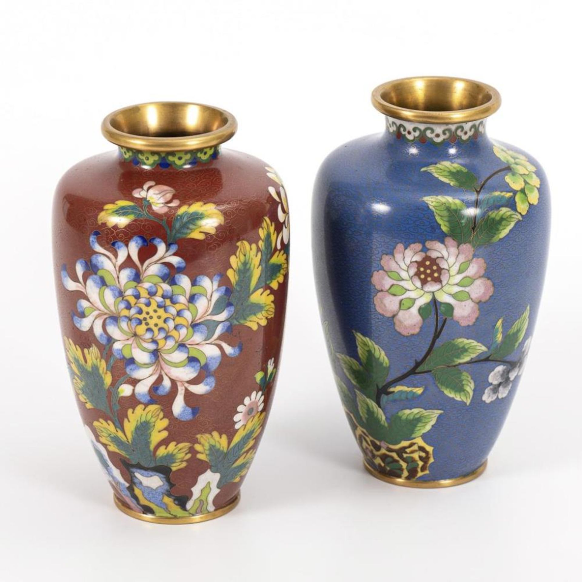 2 Cloisonné-Vasen in Braun und Blau.