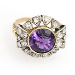 Ring mit Amethyst und Diamanten.